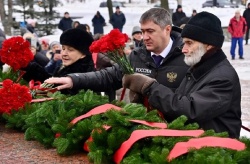 Губернатор Дмитрий Махонин возложил цветы в честь годовщины снятия блокады Ленинграда